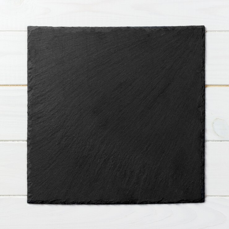 Photo assiette carrée noire sur fond en bois