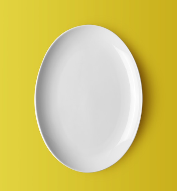 Assiette en céramique blanche sur fond jaune