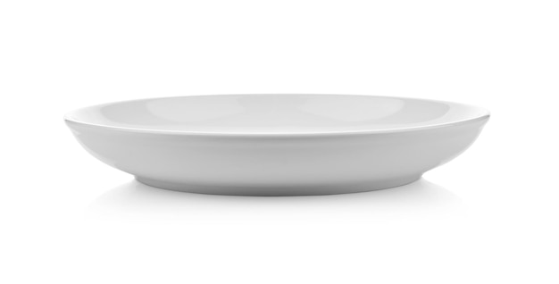 Assiette en céramique blanche isolée sur fond blanc