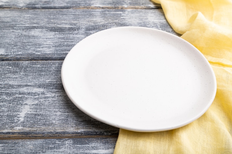Photo assiette en céramique blanche vide