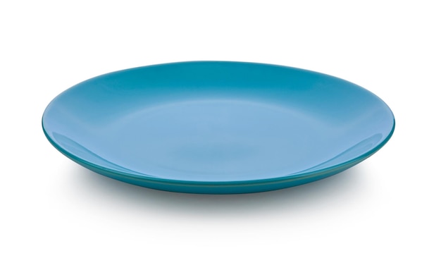Assiette en céramique bleue sur blanc