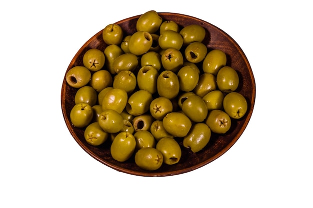 Assiette en céramique avec olives vertes isolé sur fond blanc