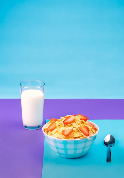 Assiette de céréales à grains entiers avec des fraises et un verre de lait frais pour le petit déjeuner