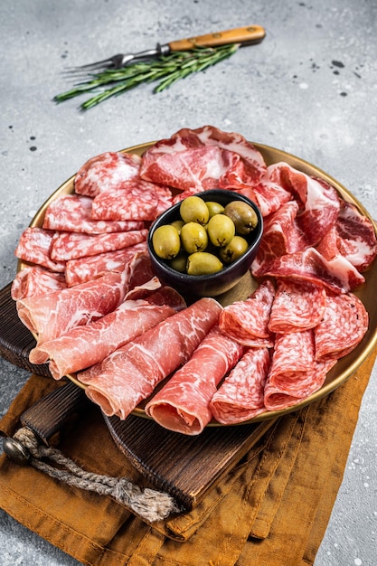 Assiette de charcuterie d'apéritifs italiens traditionnels avec Prosciutto crudo Salami et Saucisse Coppa Fond gris Vue de dessus