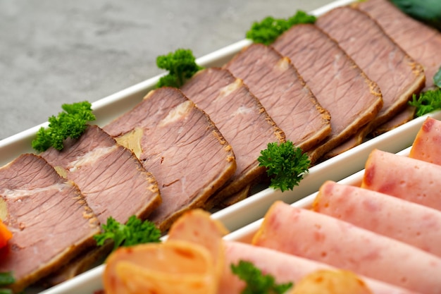 Assiette de charcuterie de viande fraîche aux légumes