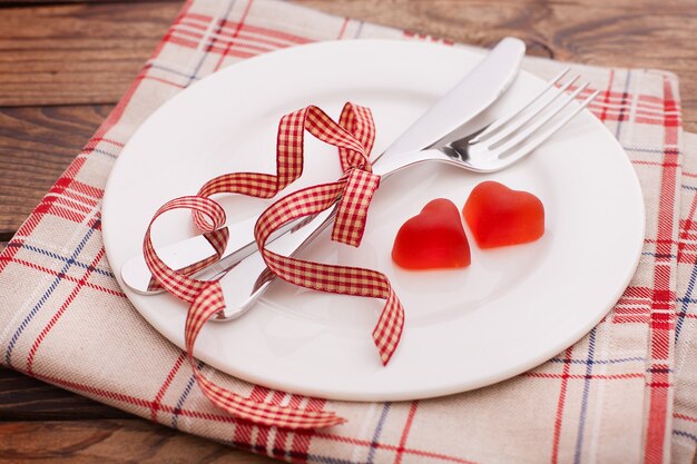 Assiette et coeurs rouges