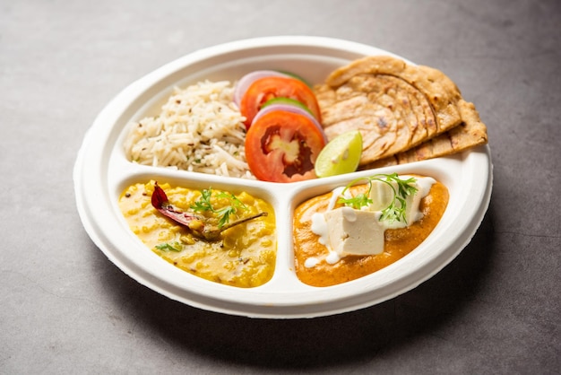 Assiette de colis de mini-repas de l'Inde du Nord ou combo thali avec beurre de paneer masala roti dal et riz