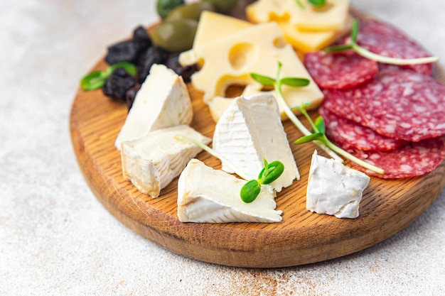 Assiette de collation fromage saucisse pain d'olive bâton apéritif frais repas sain régime alimentaire collation