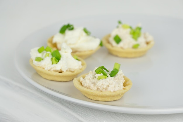 Une assiette de collations acidulées avec du fromage et de la pâte de poisson