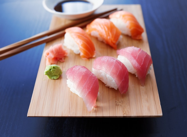Assiette colorée de sushi nigiri au saumon et thon