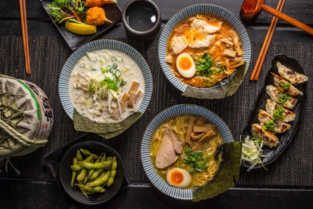 Assiette combo ramen avec porc tonkotsu chashu ramen, ramen de soja, pince de crabe, soja edamame, épicé f