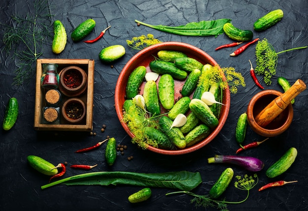 Assiette de concombres faits maison salés.Processus de cuisson,concombres en conserve