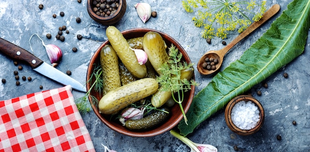 Assiette de concombres marinés