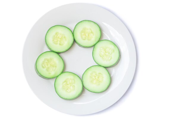 Photo une assiette de concombres avec le mot concombre dessus