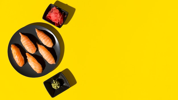 Photo assiette copy-space avec rouleaux de sushi frais