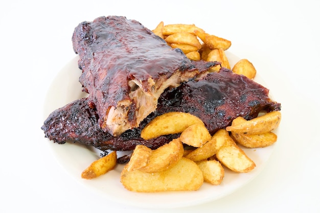 assiette de côtes levées avec frites