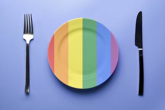 Assiette de couleurs arc-en-ciel avec couteau et fourchette