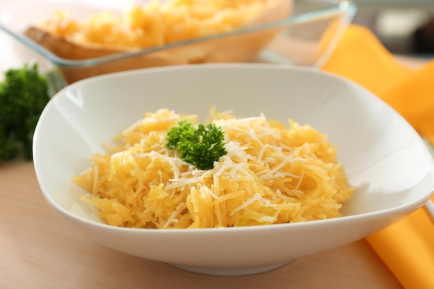 Assiette avec courge spaghetti sur table