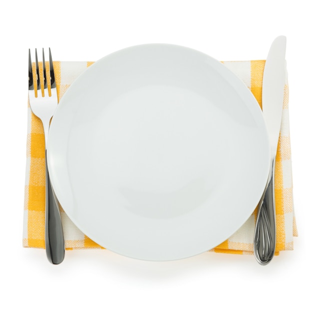 Assiette, couteau et fourchette isolé sur blanc