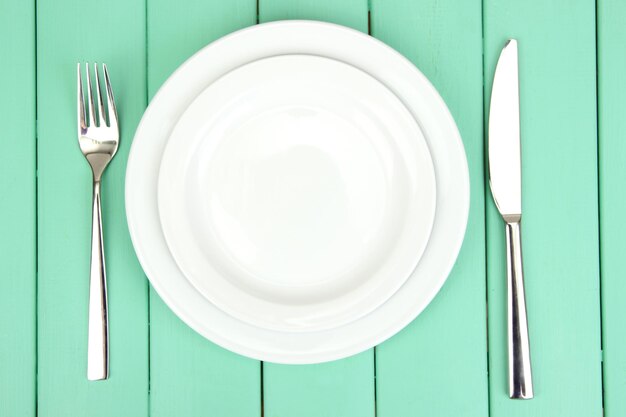 Photo assiette et couverts sur table en bois libre