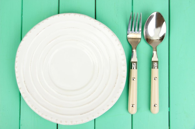 Assiette et couverts sur table en bois libre