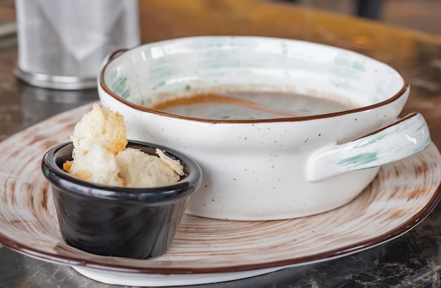 Une assiette de crème aux champignons avec croûtons sur la table