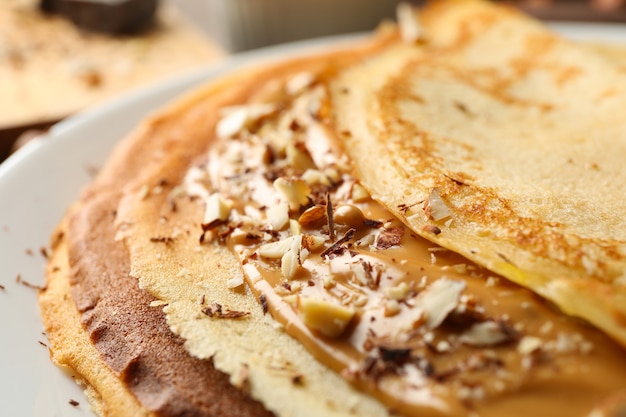 Assiette de crêpes au beurre d'arachide et noix, Close up