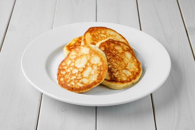 Assiette avec des crêpes biélorusses traditionnelles