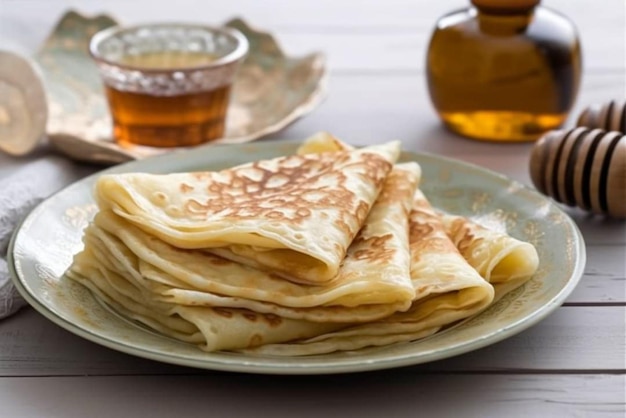 Une assiette de crêpes avec du sirop à côté.