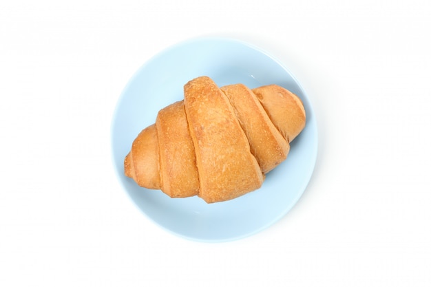 Assiette avec croissant isolé sur fond blanc