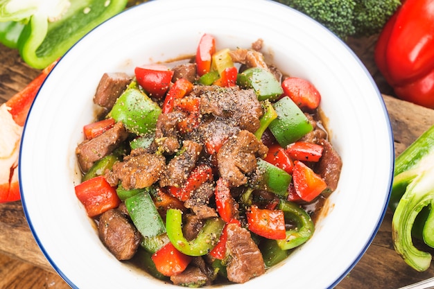 assiette de cubes de boeuf frit au poivron vert