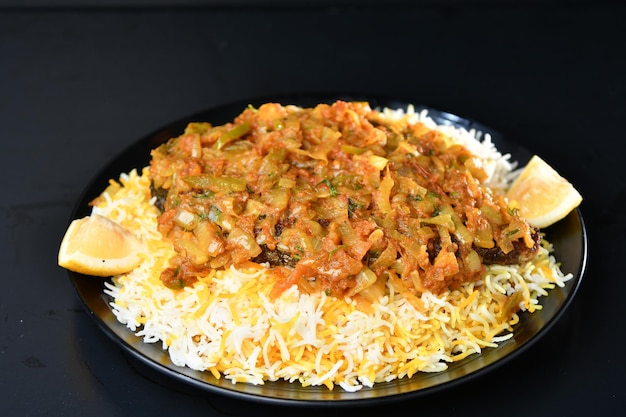 Une assiette de curry de légumes avec du riz et une fourchette.