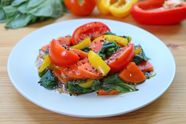 Assiette de délicieuse salade colorée avec des ingrédients frais en toile de fond