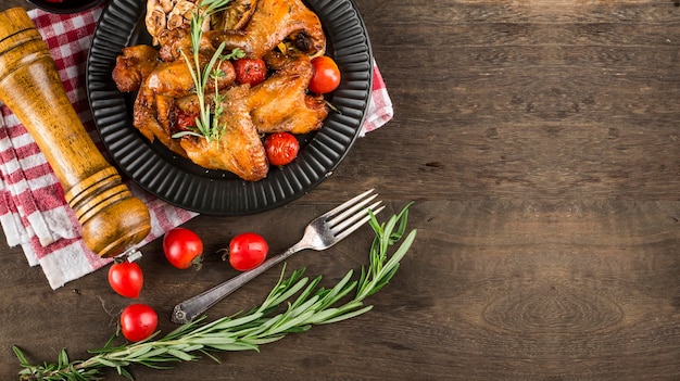 Une assiette de délicieuses ailes de poulet rôties