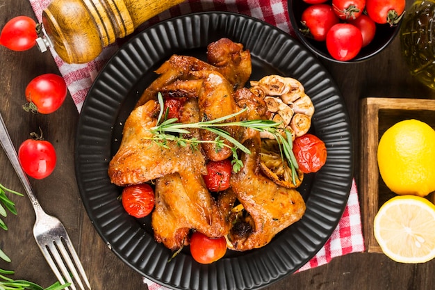 Photo une assiette de délicieuses ailes de poulet rôties