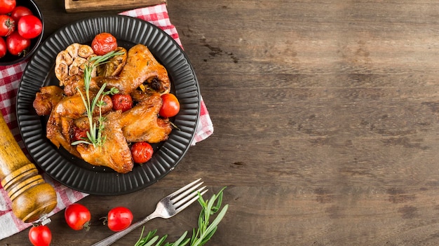 Une assiette de délicieuses ailes de poulet rôties