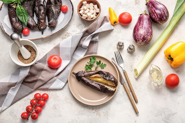 Assiette avec de délicieuses aubergines cuites au four sur fond clair