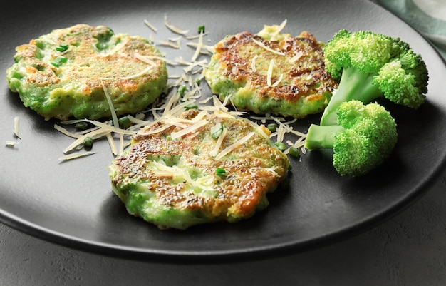 Assiette avec de délicieuses crêpes au brocoli en gros plan