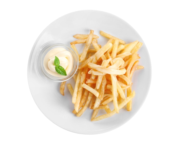 Assiette avec de délicieuses frites et sauce sur fond blanc