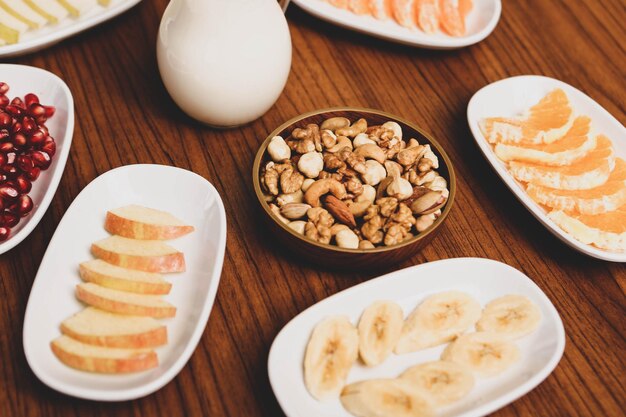 Une assiette avec de délicieuses noix mélangées.