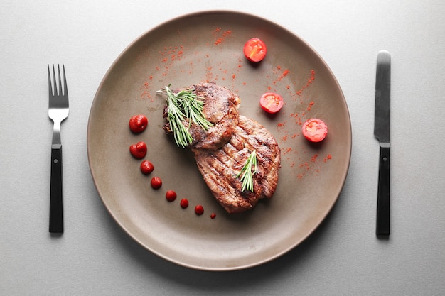 Assiette avec de délicieuses viandes grillées et garnir sur table