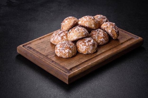 Assiette avec de délicieux biscuits au pain d'épice faits maison sur une table en béton foncé