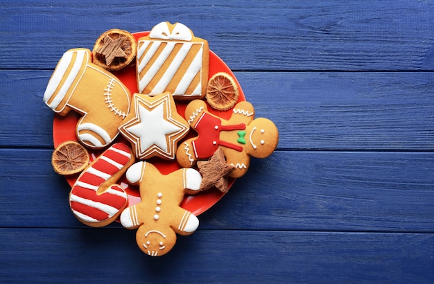 Assiette avec de délicieux biscuits de Noël sur table en bois