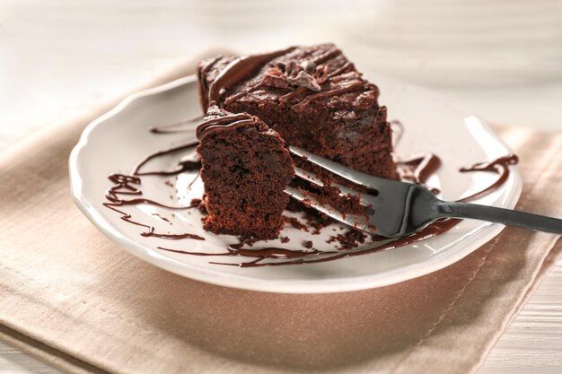 Assiette avec un délicieux brownie au cacao sur table