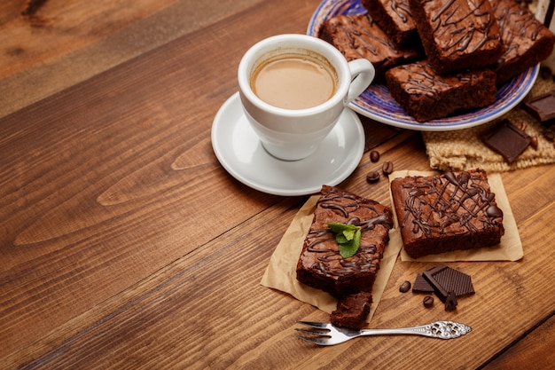 Assiette avec de délicieux brownies au chocolat