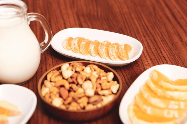 Assiette avec de délicieux fruits mélangés et des fruits en tranches