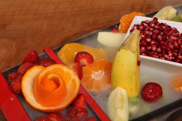 Assiette avec de délicieux fruits mélangés et des fruits en tranches