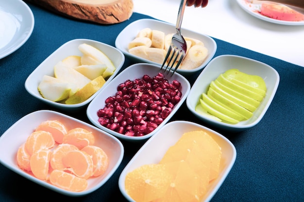 Assiette avec de délicieux fruits mélangés et des fruits en tranches