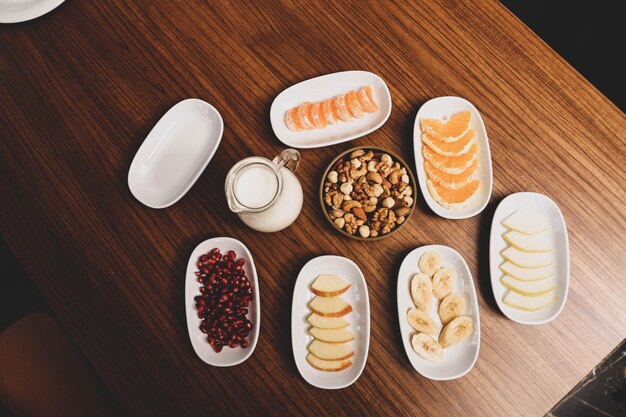 Assiette avec de délicieux fruits mélangés et des fruits en tranches