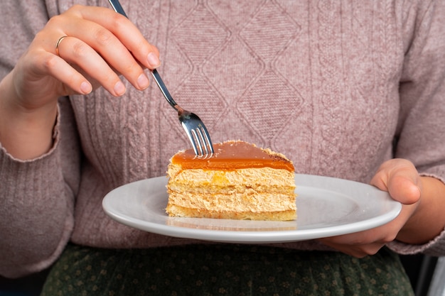 Assiette avec un délicieux gâteau au caramel se bouchent